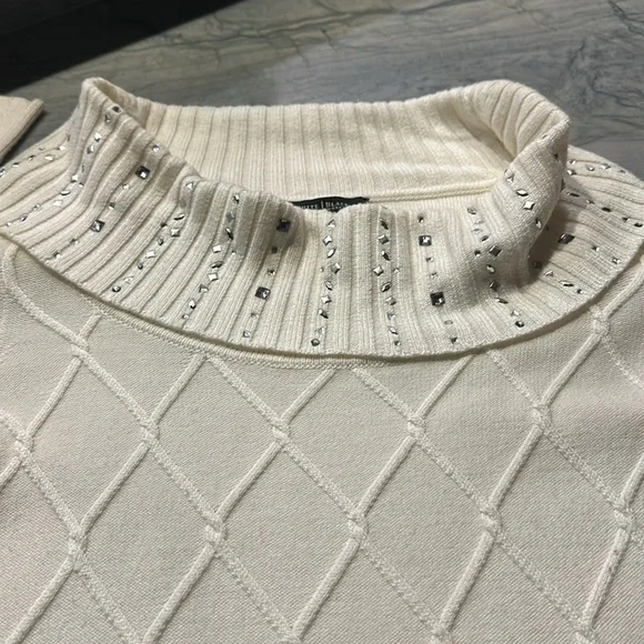 Donated. White House Black Market Scoop neck - Picture 2 of 6